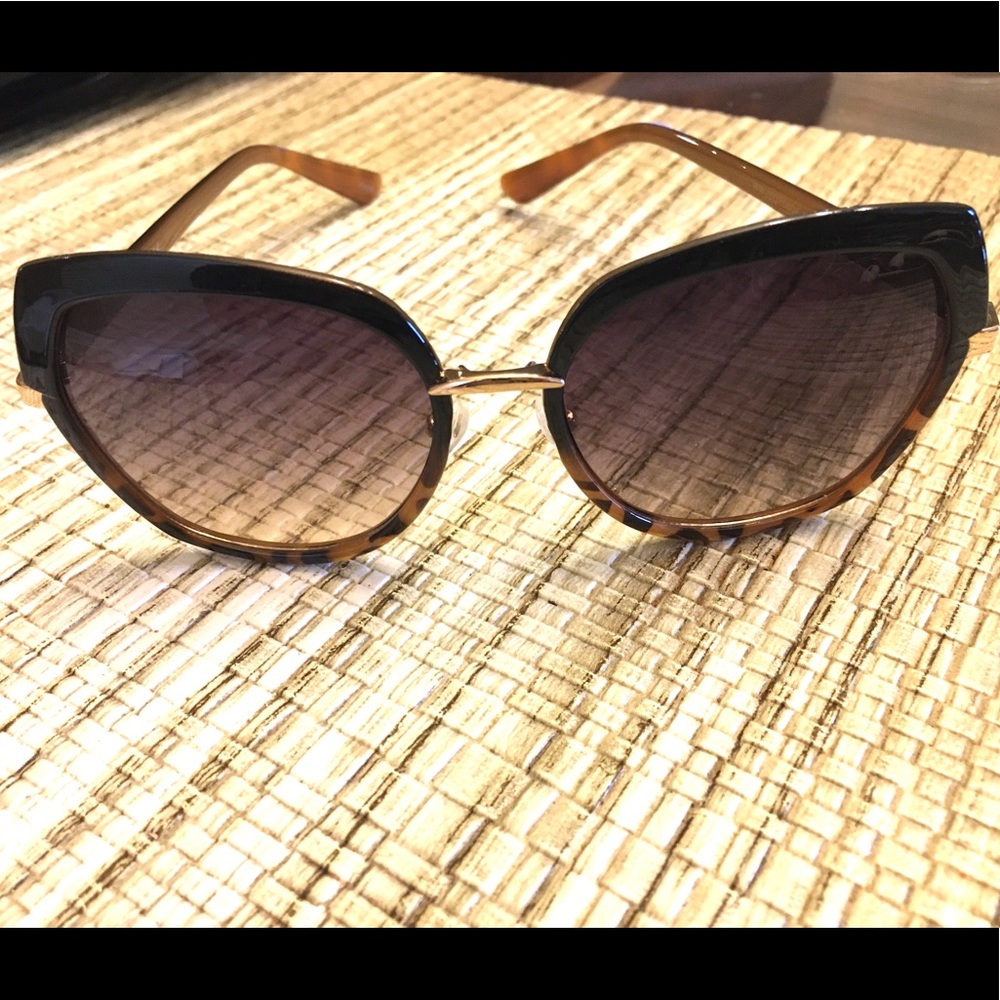 Jessica Simpson black/tortoise sunglasses.